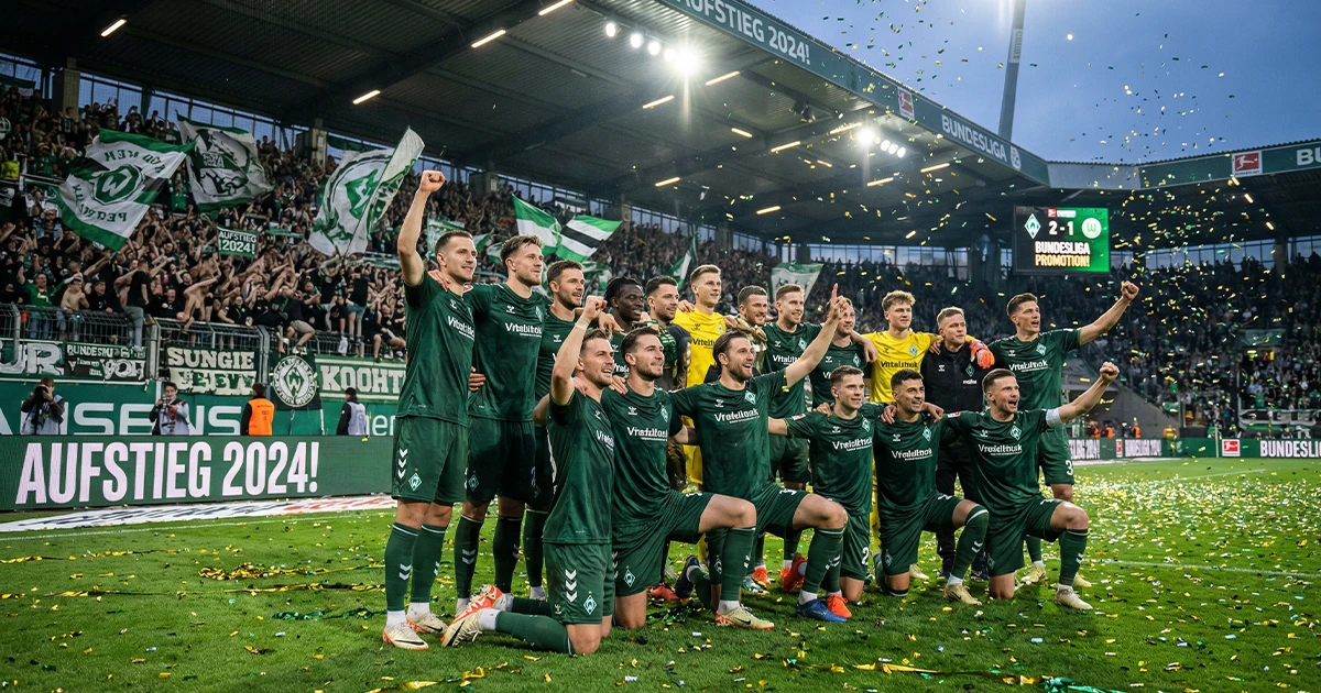 Bundesliga Aufsteiger Wetten – Mannschaft feiert den Aufstieg auf dem Rasen