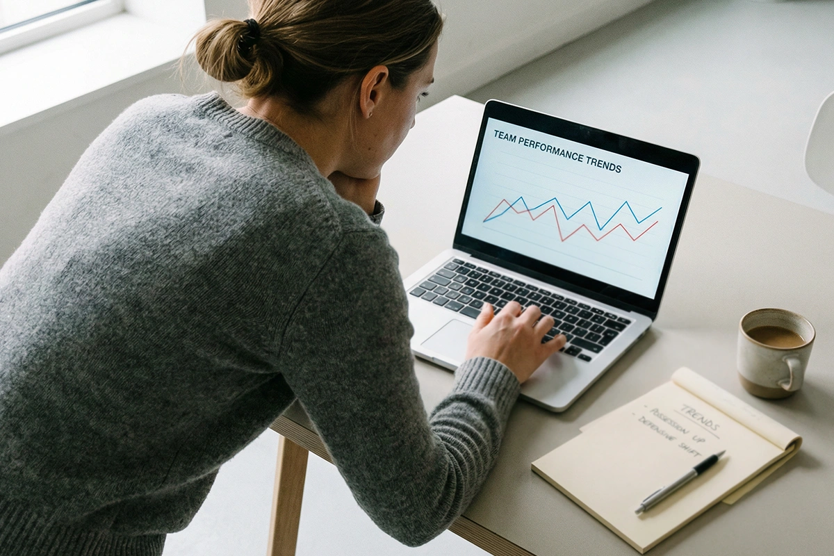 Analyst wertet Bundesliga Formkurven auf Laptop aus