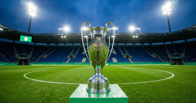 DFB Pokal Wetten – DFB-Pokal-Trophäe auf dem Rasen unter Flutlicht
