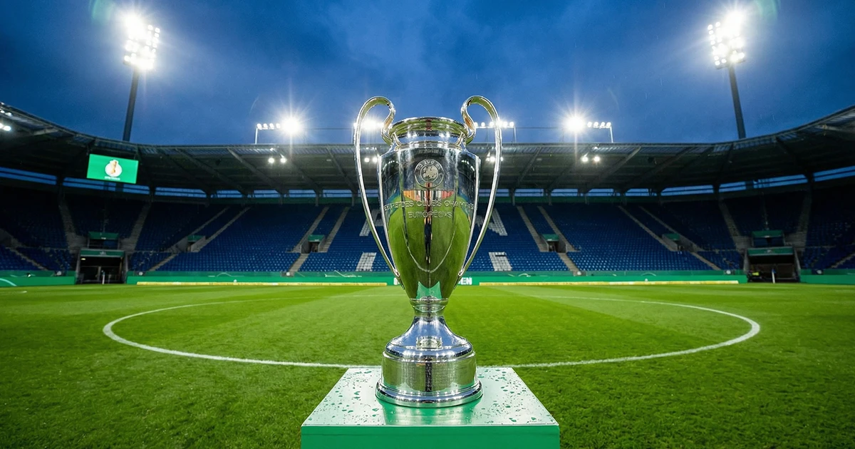 DFB Pokal Wetten – DFB-Pokal-Trophäe auf dem Rasen unter Flutlicht